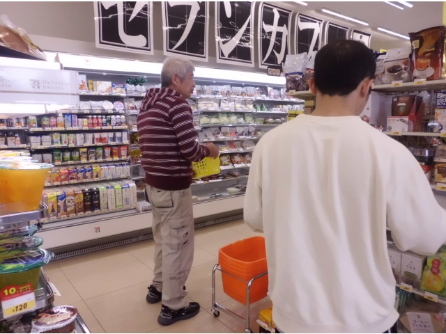 コンビニに到着★何を買おうかな～(^○^)