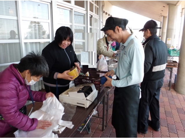 朝市では日用品、野菜、模擬店が行われています。