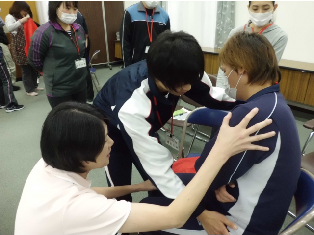 骨盤をしっかり支えて安全に行います