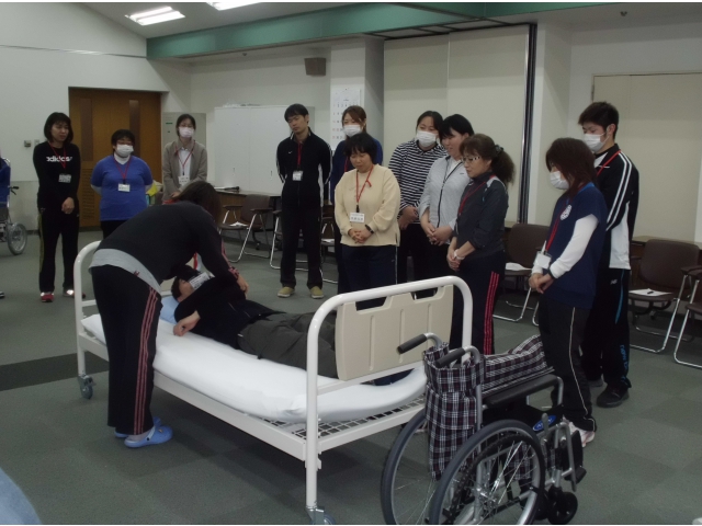 利用者さんに体を小さくしてもらいます