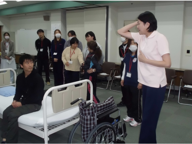 肘を重心にしテコの原理も使用した介助方法