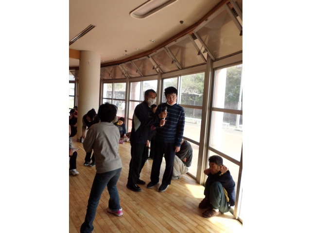 職員も一緒に歌います。