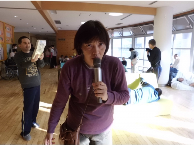 大きな声で歌います！