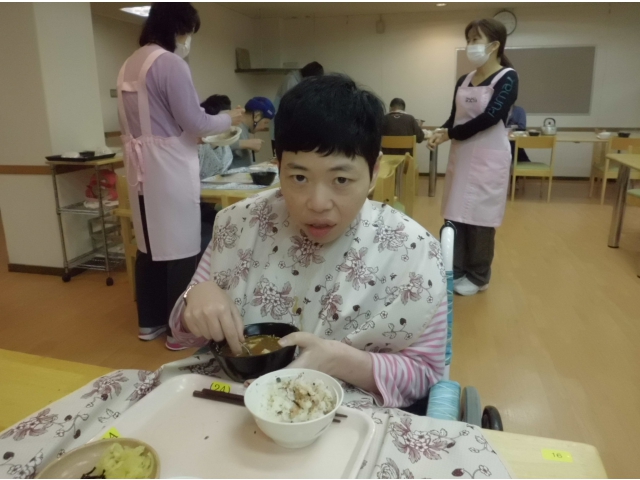 綺麗な食堂で食べるご飯はおいしいですね