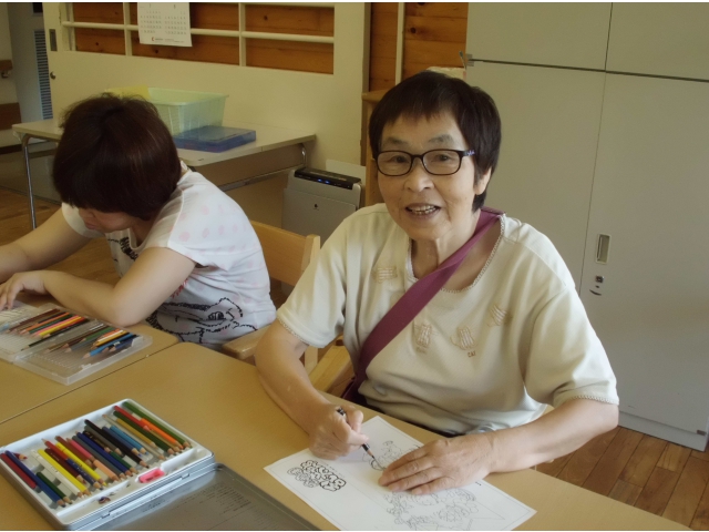 皆と仲良く塗り絵してますヽ(*’-^*)。 