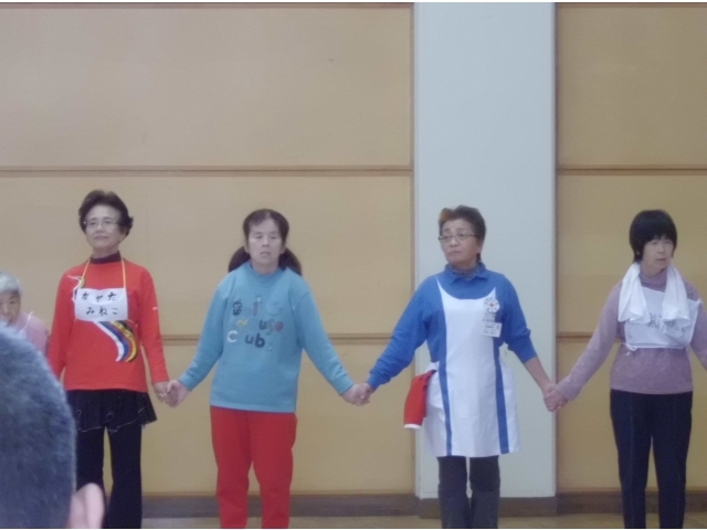 みんなで手をつないで