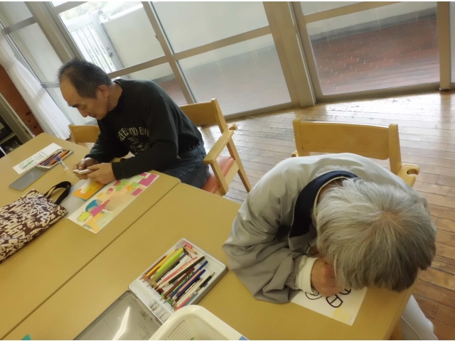 みんな真剣に塗っています。(｀・ω・´)