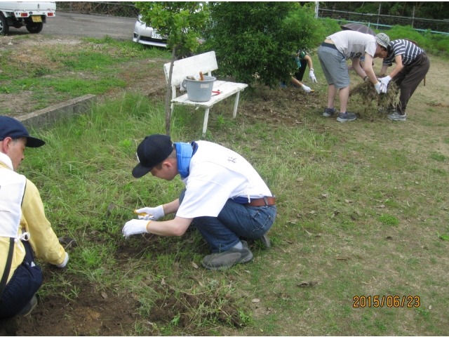 皆で草取り頑張るぞ☆