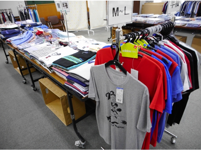 たくさんの衣類が並んでます！