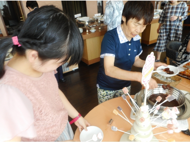 チョコレートたくさんつけよー