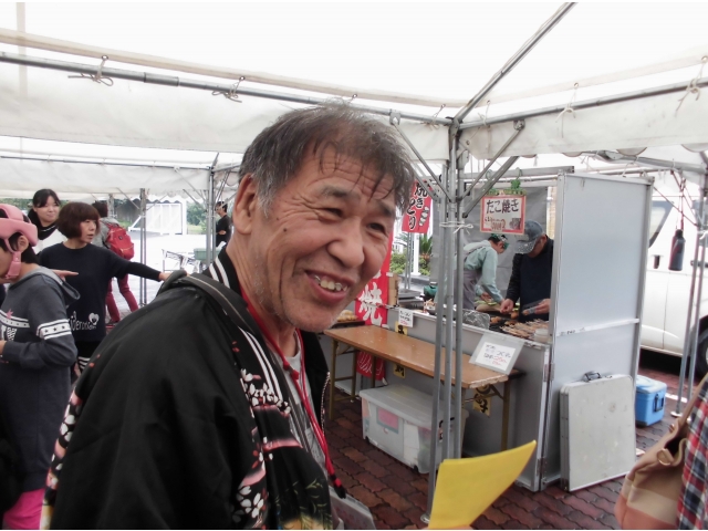 テントの下にお店がいっぱい！