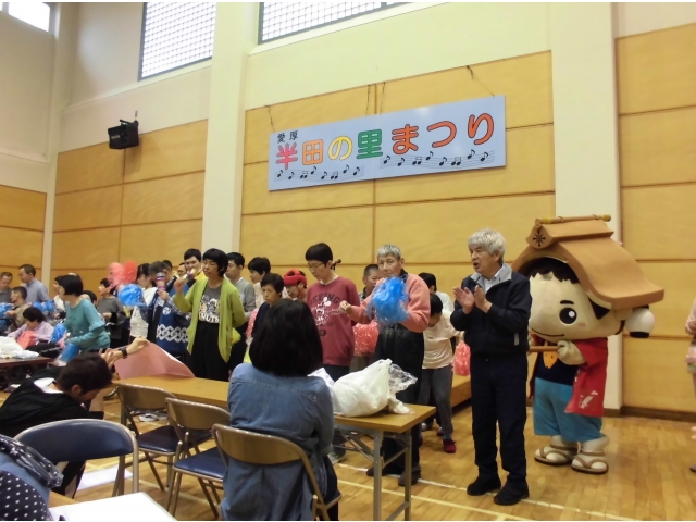 音楽クラブのみんなで合唱！
　　　（　・３・）～♪