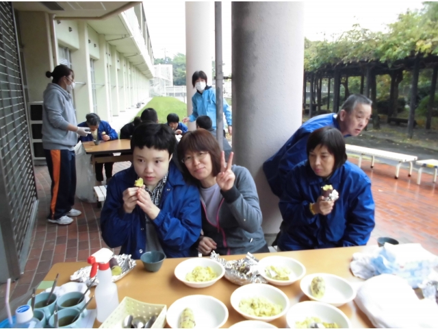 外で食べる焼き芋は格別！