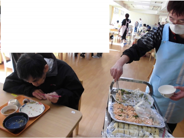 支援員が配膳します！