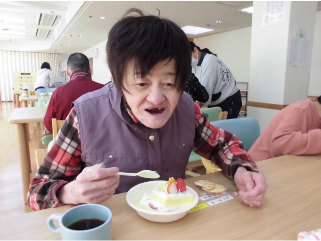 ケーキに夢中ですね？