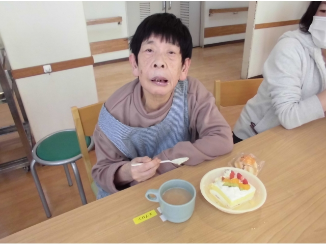 ケーキには紅茶ですよね？