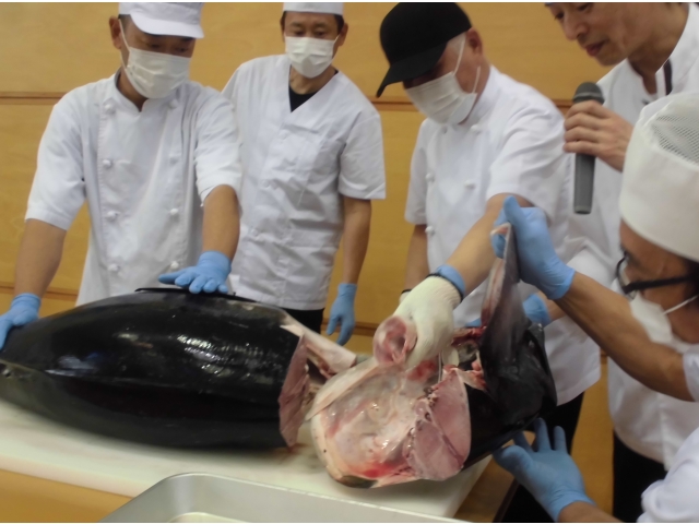 さあ、包丁が入りました