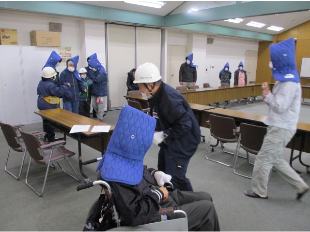 防災頭巾も被って準備万端！