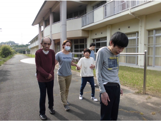 みんなで歩くと楽しいね。