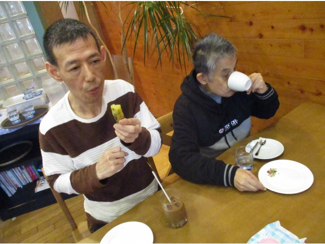 喉に詰まらないように飲み物もね！