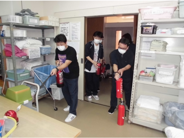職員が連携して、初期消火を行います。