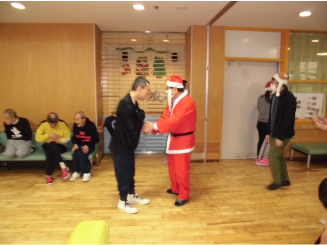 サンタさんと握手。
