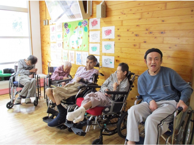 皆でお祝いしています。