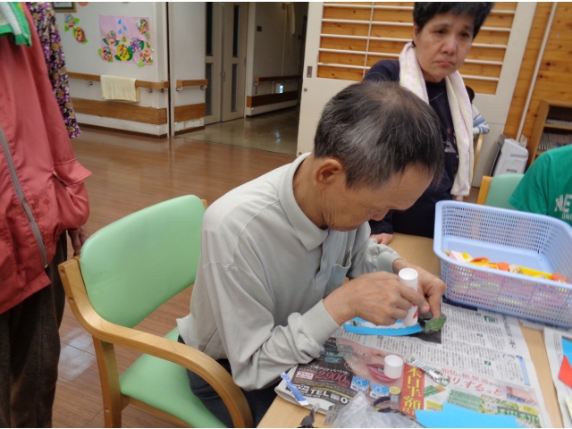 真剣にのり付けしています！