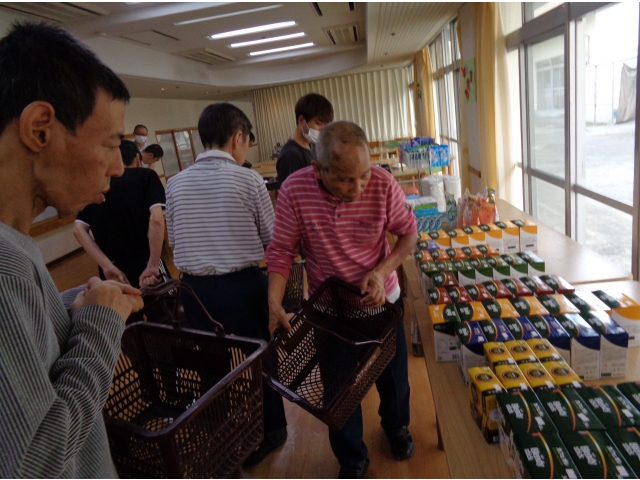給茶時のコーヒーを選んでます☆