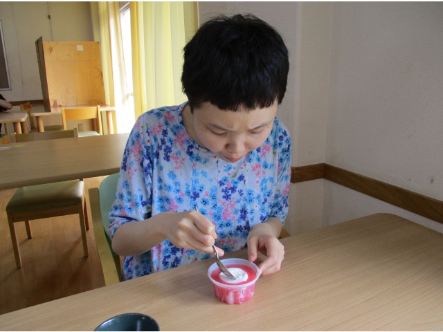 かき氷はキーンとするけど、美味しい。