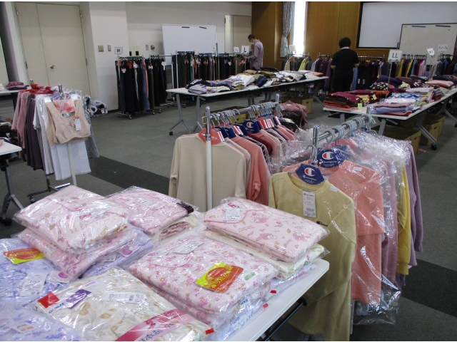 色々な服があって迷ってしまいます。