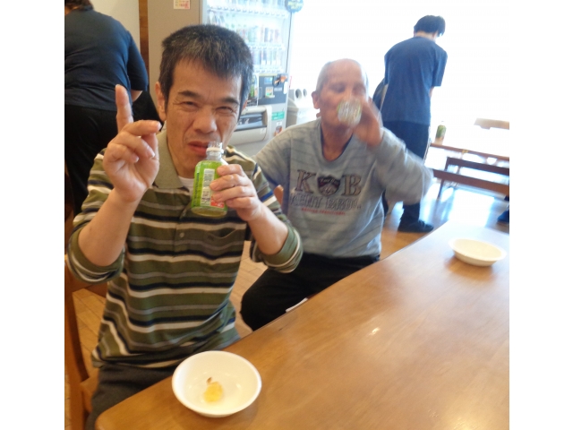 皆様、嬉しそうに食べられています。