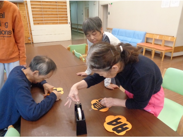 環境整備班で飾り付けを行いました。