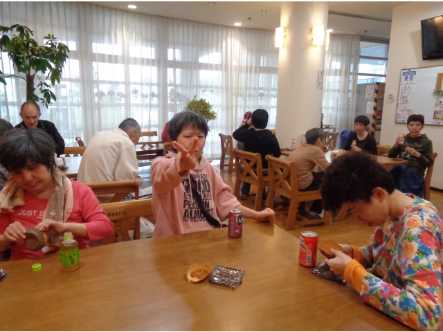 最後は飲み物とお菓子を楽しみました。