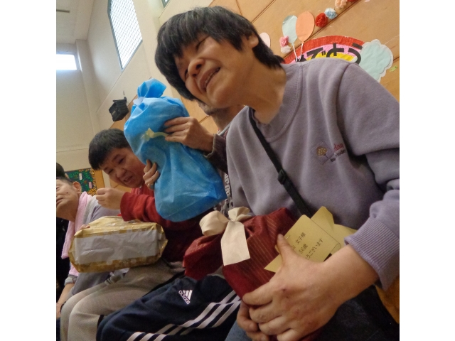 プレゼントがもらえてうれしそうです。