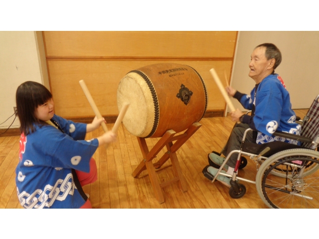 はっぴを着てお祭り気分で太鼓を叩いています🥁