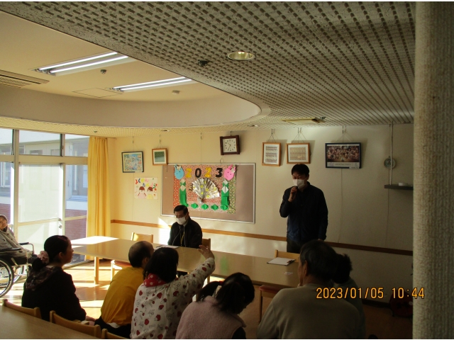 皆さん、真剣に職員さんの話を聞いています。