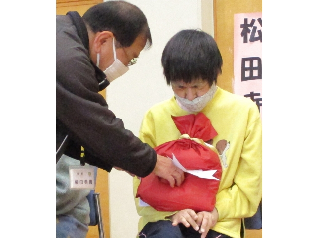赤い袋の中は何が入っているかな？
