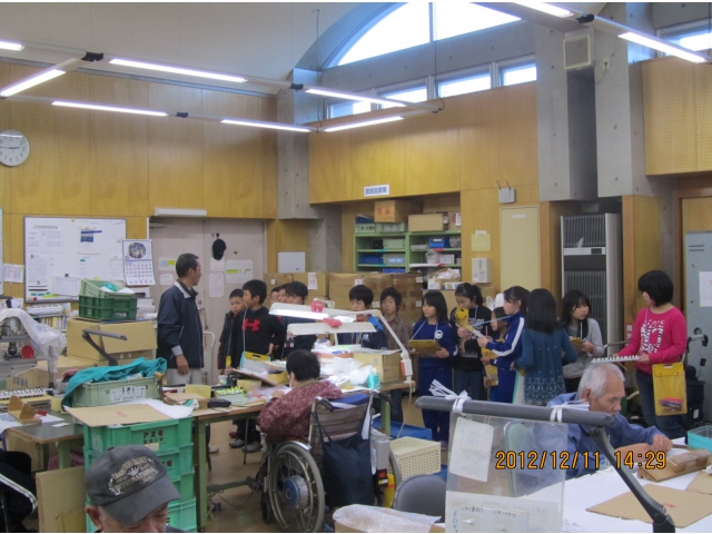 見学
「楽器の説明を真剣に聞いています」
