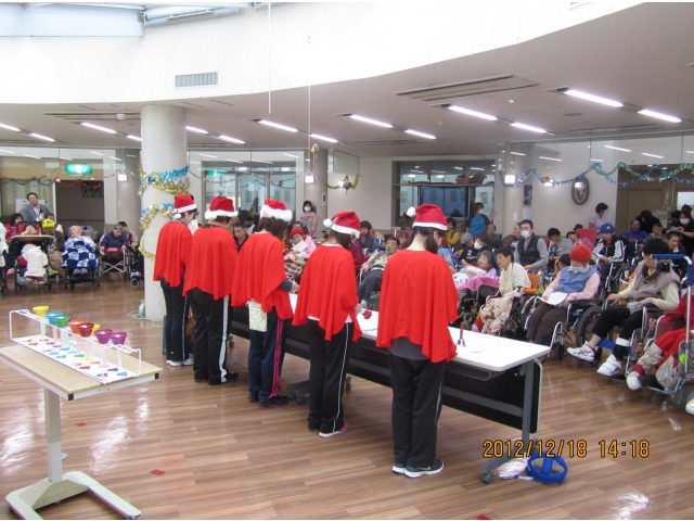 利用者の皆さんもハンドベルの美しい音色に耳を傾けています。