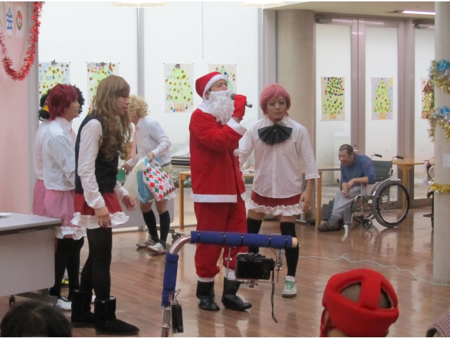 最後は皆さんお楽しみの抽選会！
所長サンタさんの登場です！