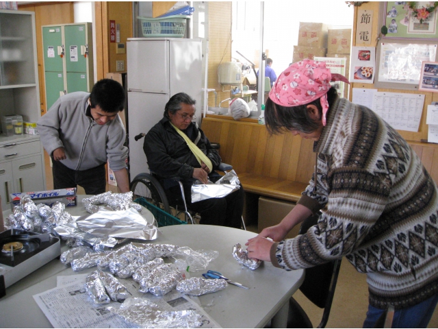 焼き芋の準備をしている利用者さんたち