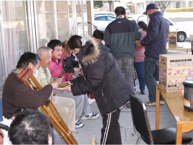 （1） ボランティアさんの後ろ姿も・・・