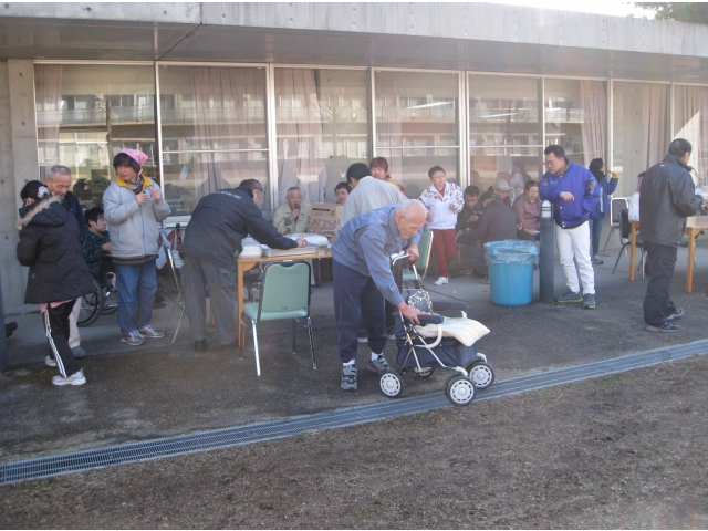 （2） 焼き芋、焼き鳥を食べ、笑顔満開です