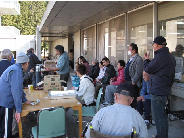 （3） 食事も会話も弾んでいます