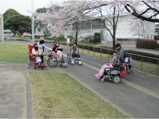 『個別花見会』
　　散歩とおやつを楽しむ利用者さん