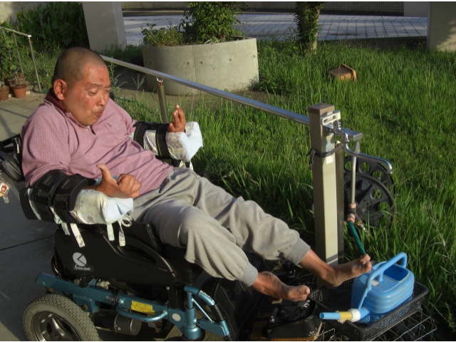 足を使って水やりをされます