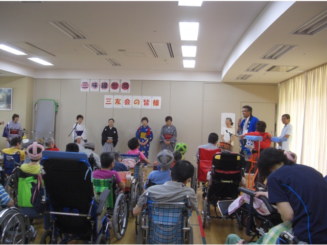 三友会さんによる三味線慰問