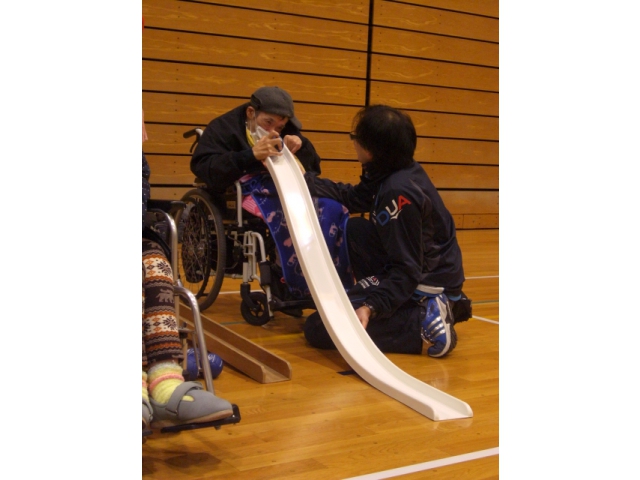 長い投球補助具だと遠くまで飛びます。