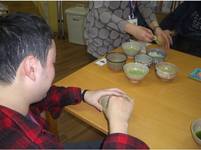 抹茶を手際よくたててみえます